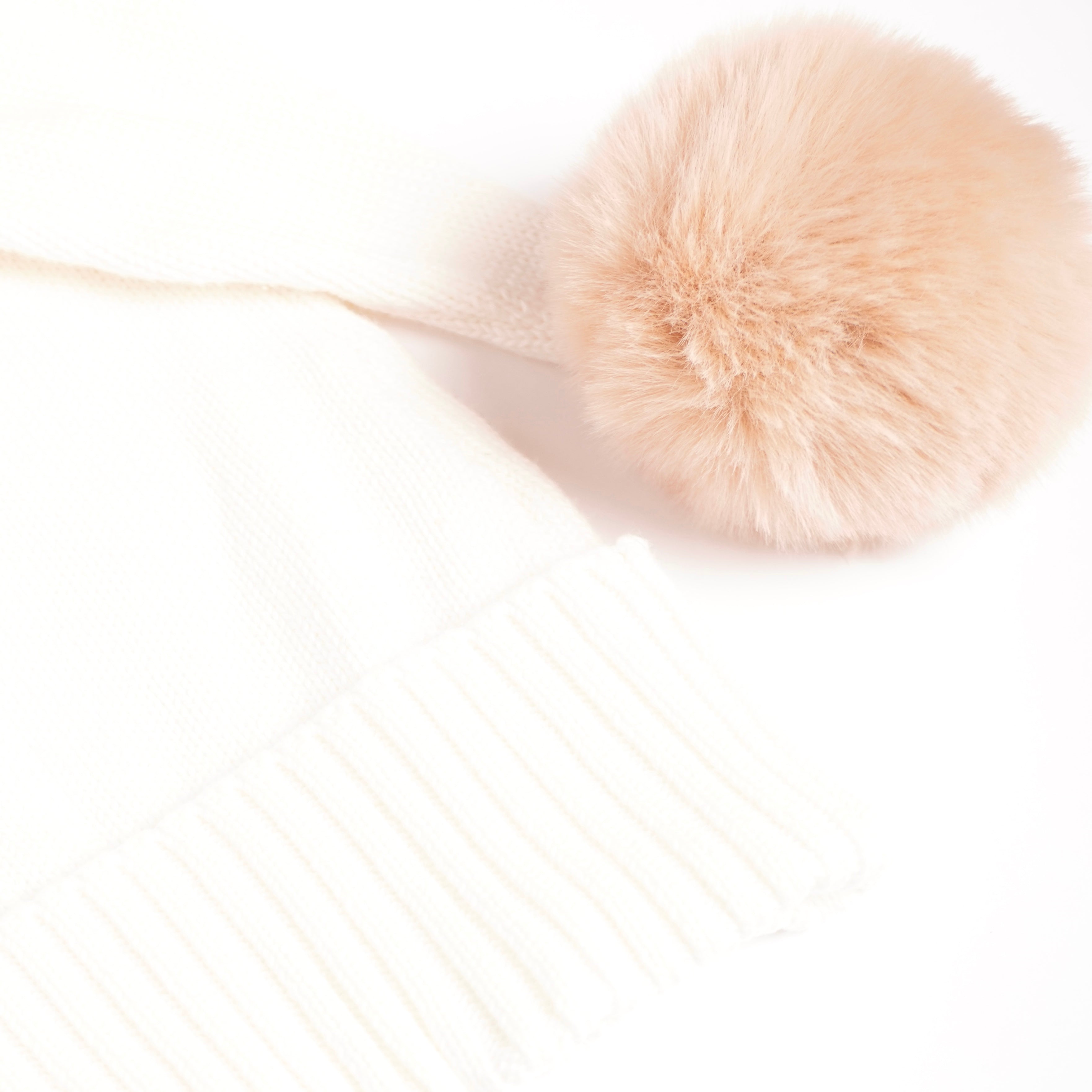 Stickad Tomteluva - beige boll